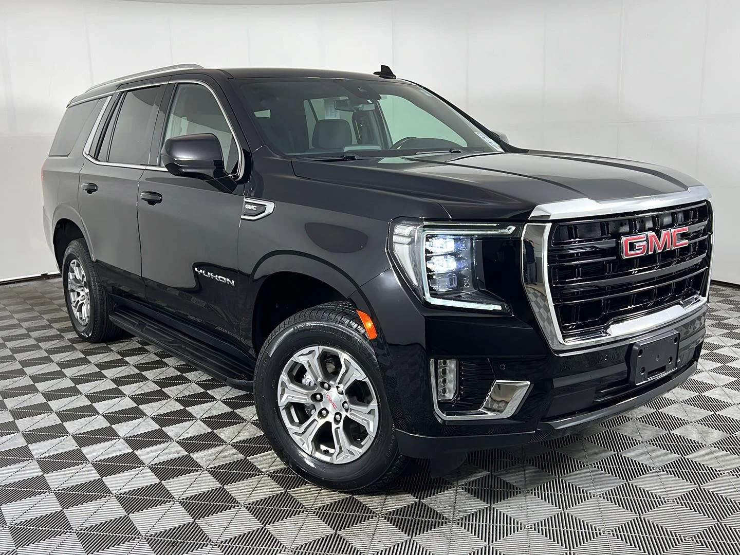 Used 2023 Onyx Black GMC SLE image 23