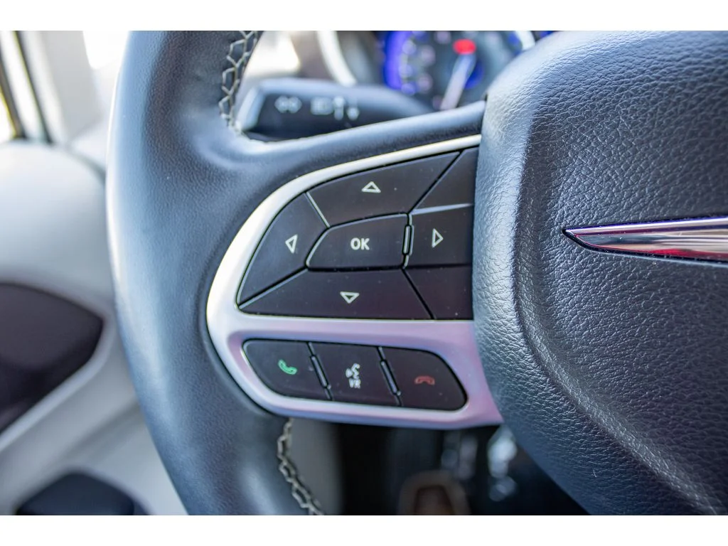 Used 2023 Silver Mist Clearcoat Chrysler LX image 35
