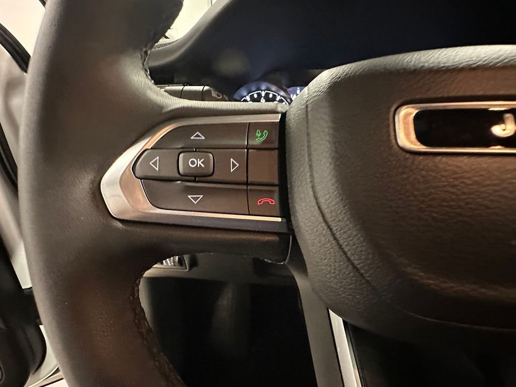 Used 2023 White Jeep Latitude image 34
