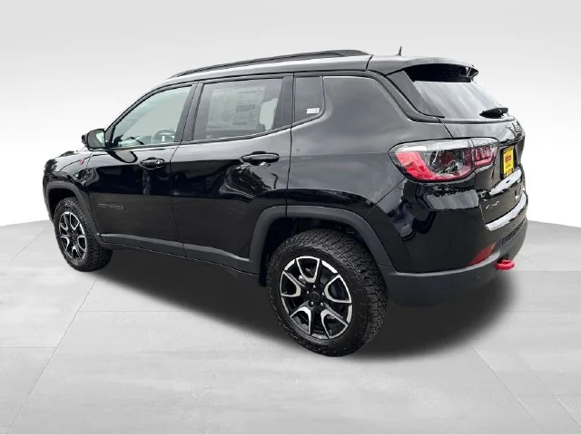 New 2026 Diamond Black Crystal Pearl-Coat Exterior Paint Jeep Trailhawk image 5
