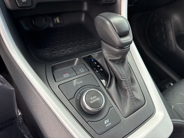 Used 2025 White Toyota XLE image 5