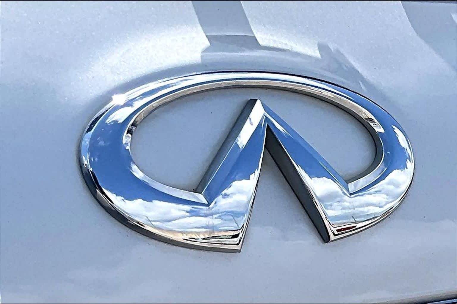 Used 2017 Liquid Platinum INFINITI  image 12