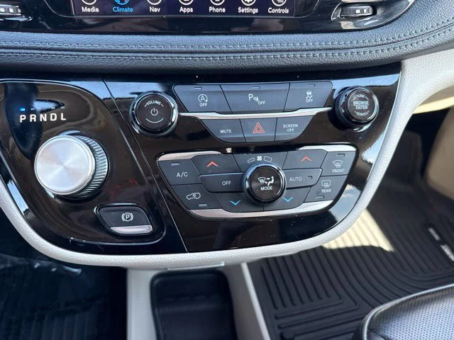 Used 2020 Silver Chrysler Limited image 22