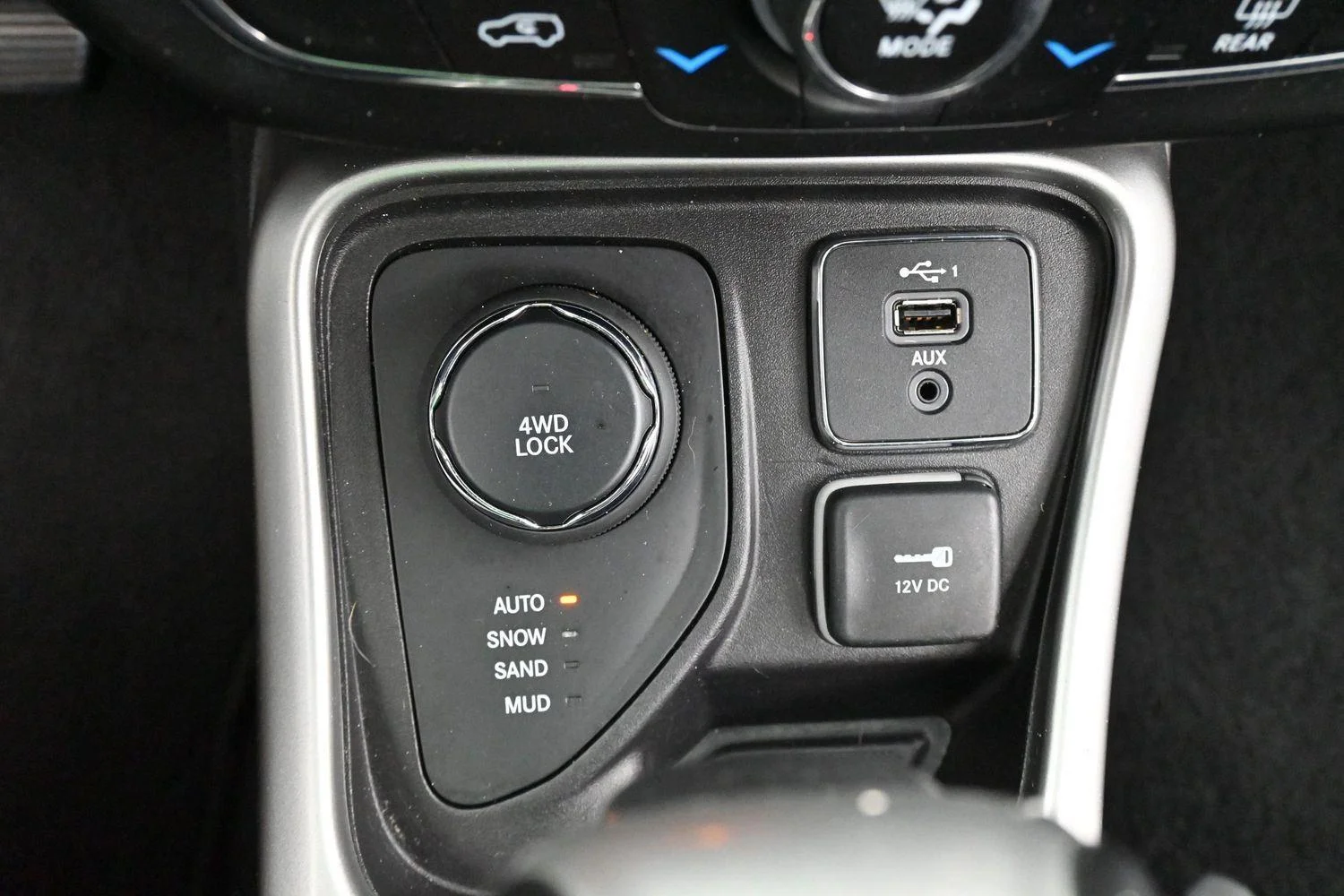 Used 2019 White Clearcoat Jeep Latitude image 23