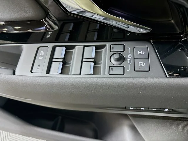 New 2026 White Land Rover S image 19