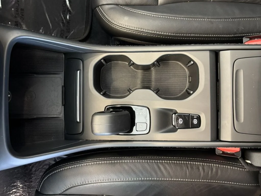 Used 2022 Blue Volvo Momentum image 19