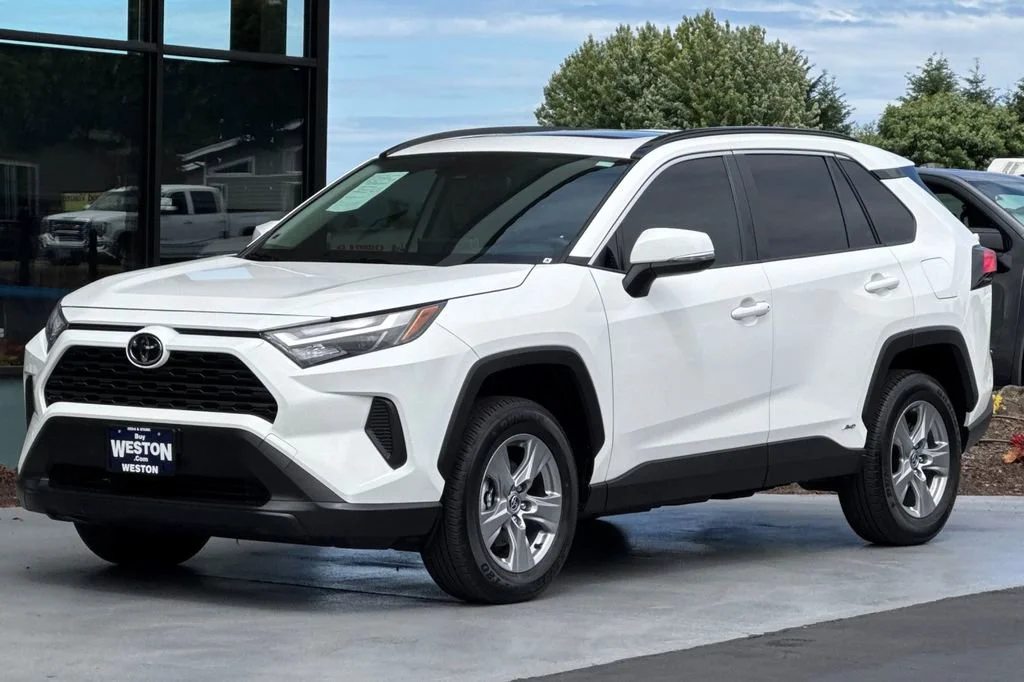 2025 Toyota RAV4 XLE - Photo 8