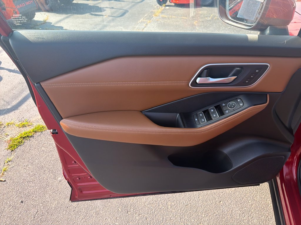 Used 2025 Red Nissan Platinum image 13