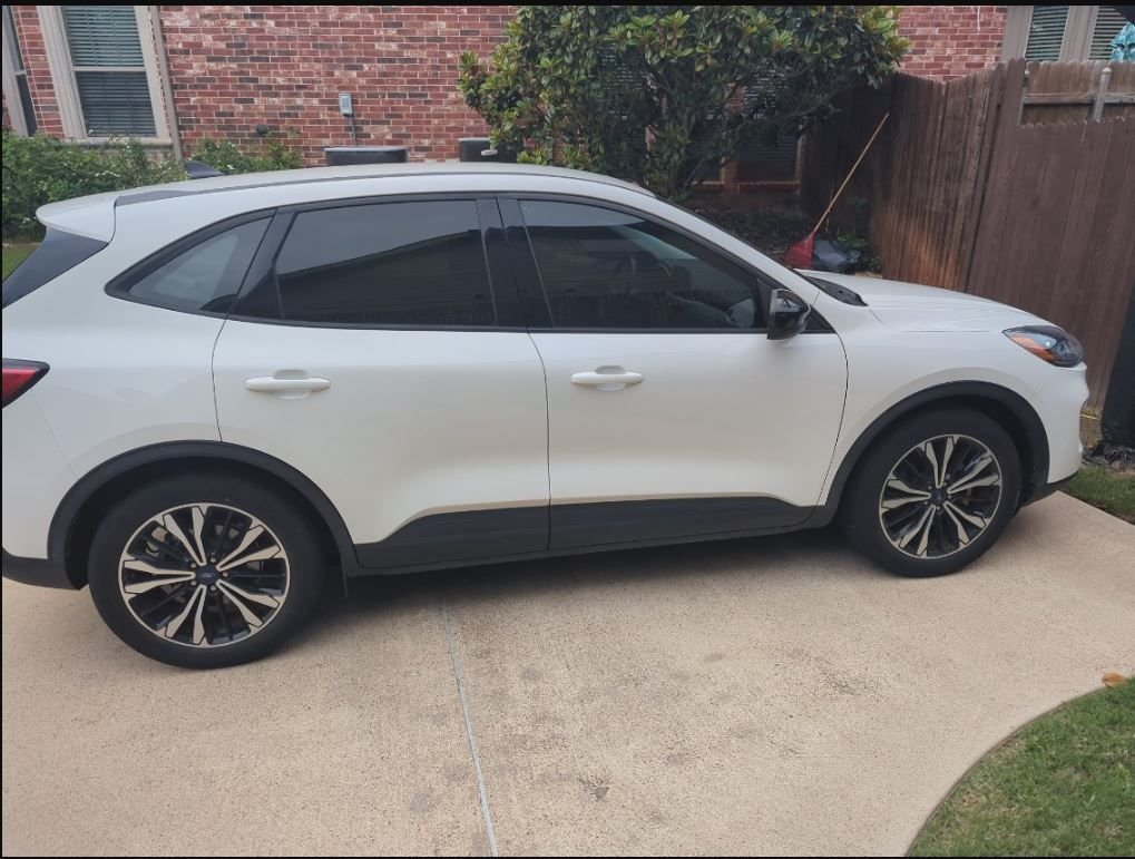 Used 2022 White Ford SE image 2