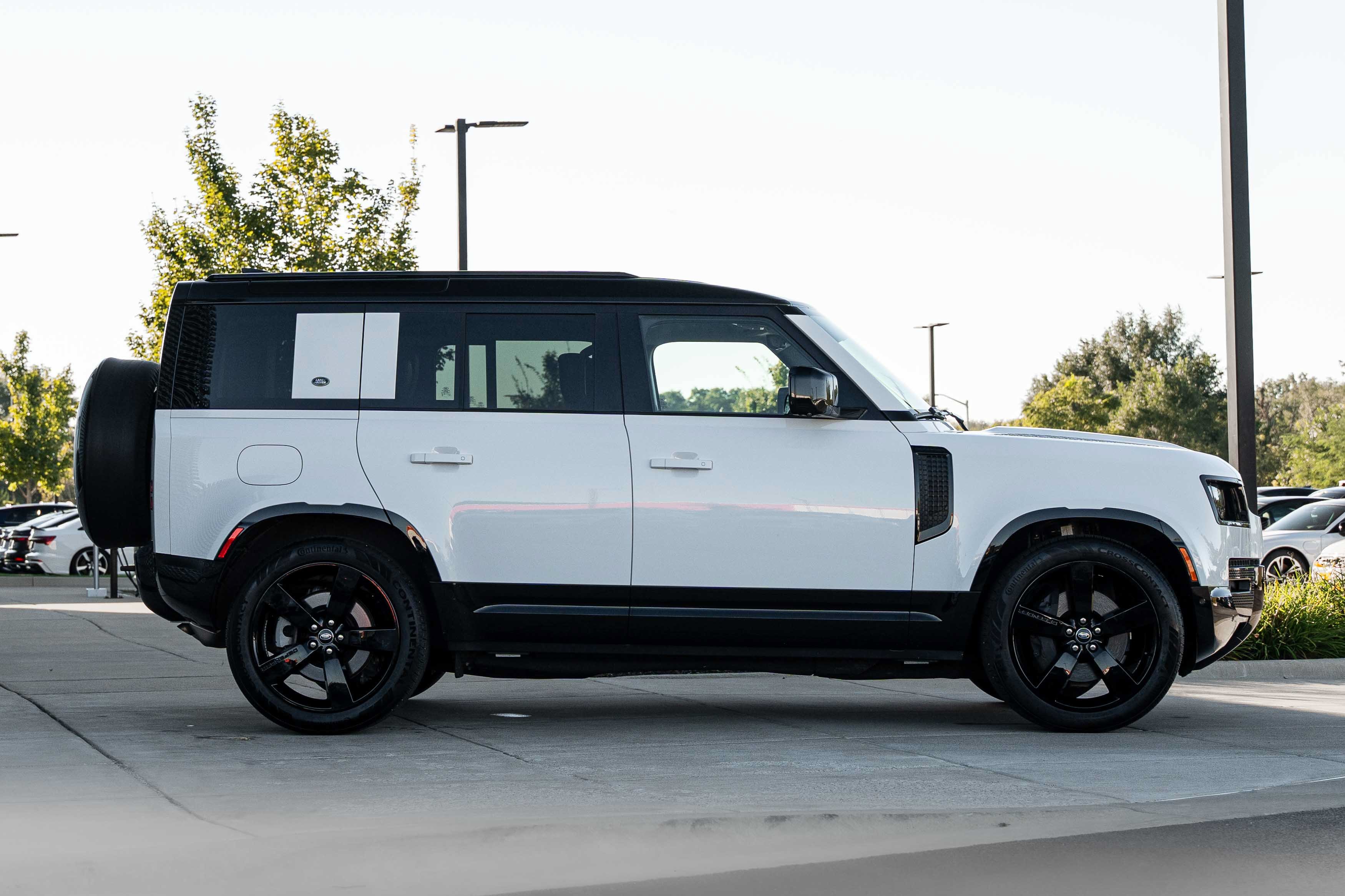 Used 2023 Fuji White Land Rover X-Dynamic SE image 3