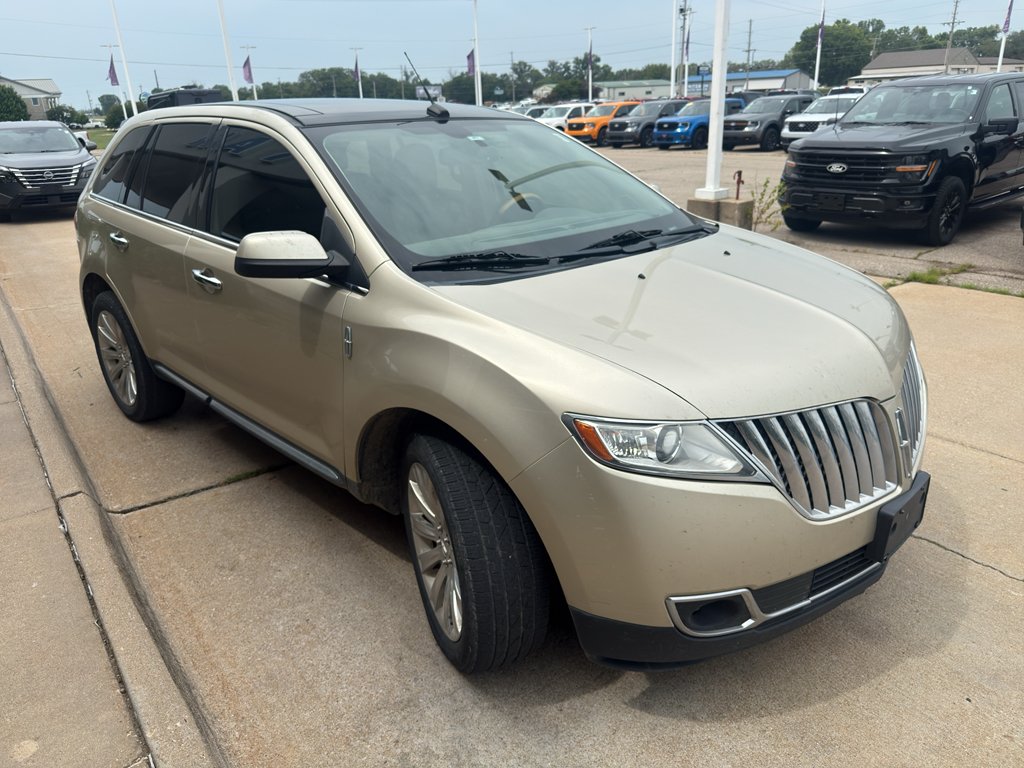 Used 2011 Gold Leaf Metallic Lincoln Base image 4