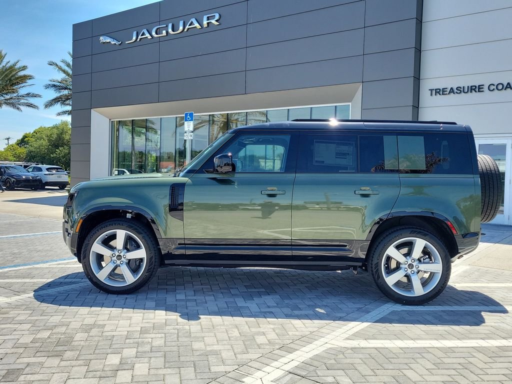 New 2026 Woolstone Green Land Rover X-Dynamic SE image 2