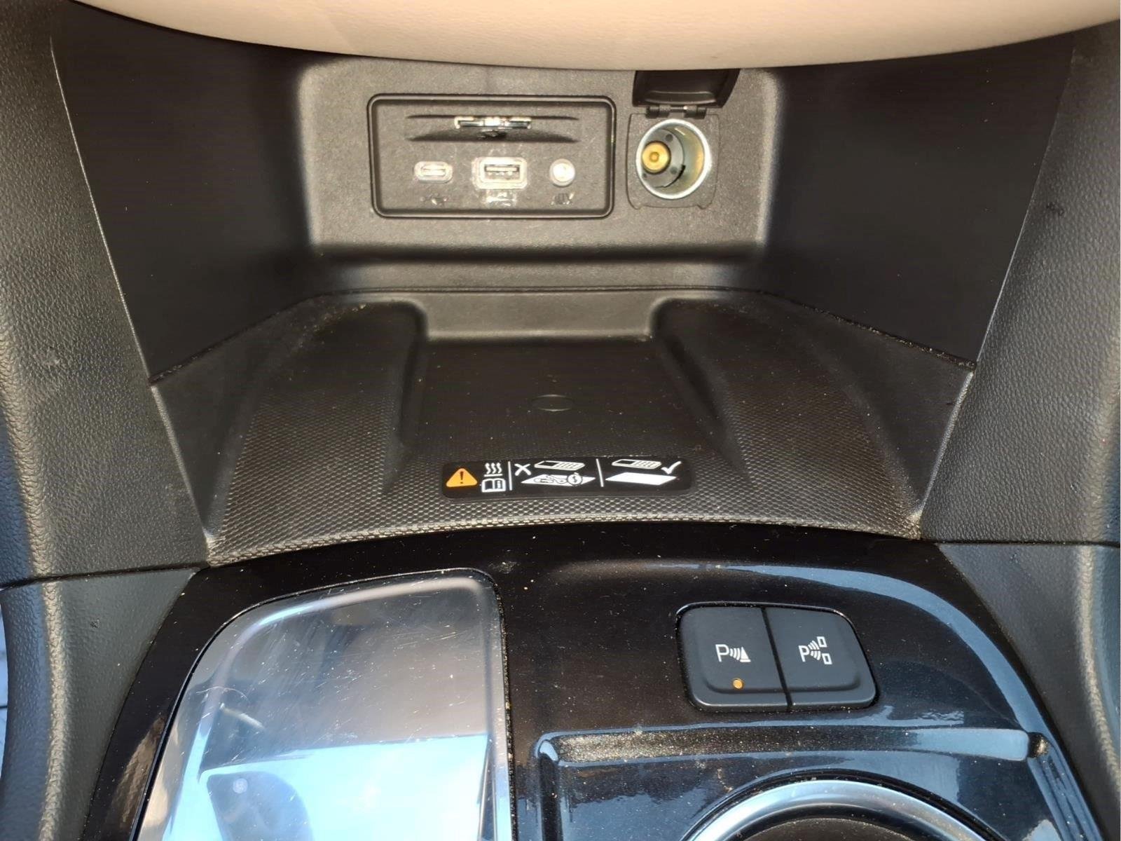 Used 2024 Iridescent Pearl Tricoat Chevrolet Premier image 29