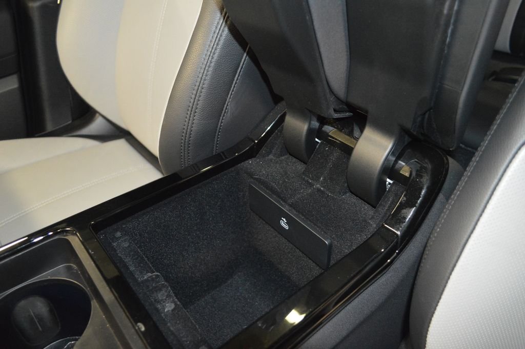 Used 2026 Fuji White Land Rover S image 32