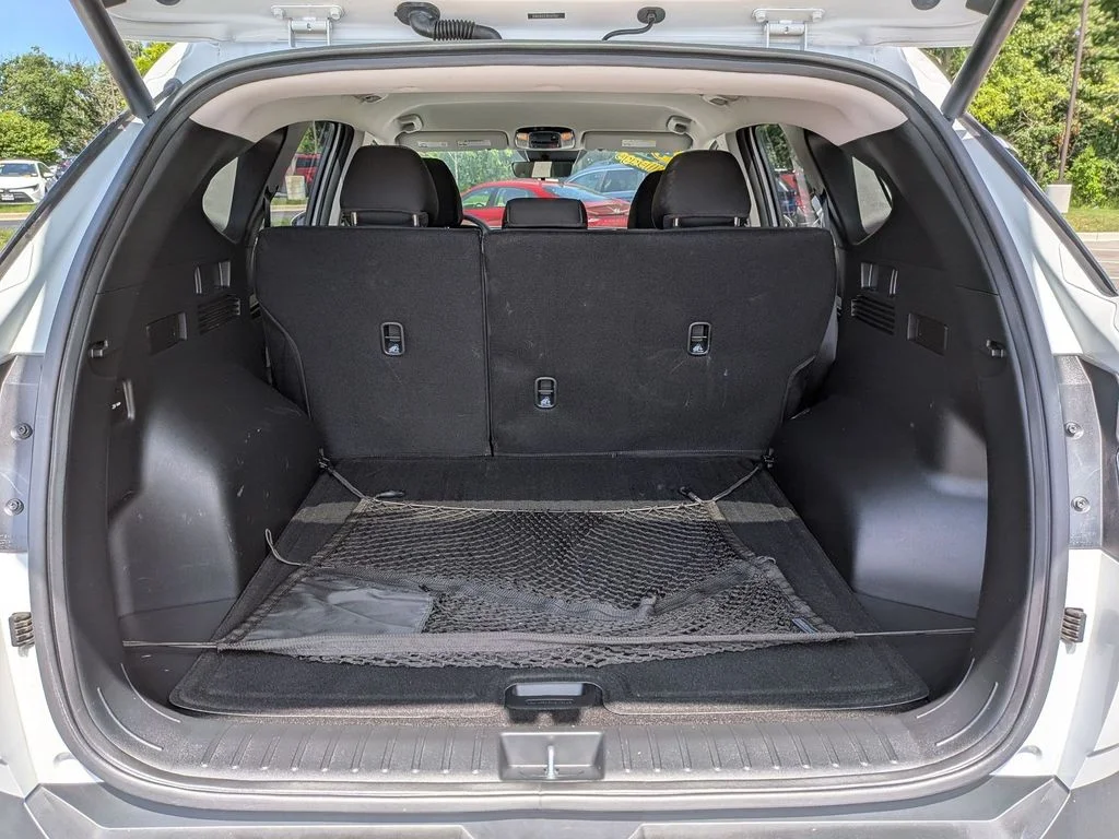 Used 2024 White Hyundai SEL image 27
