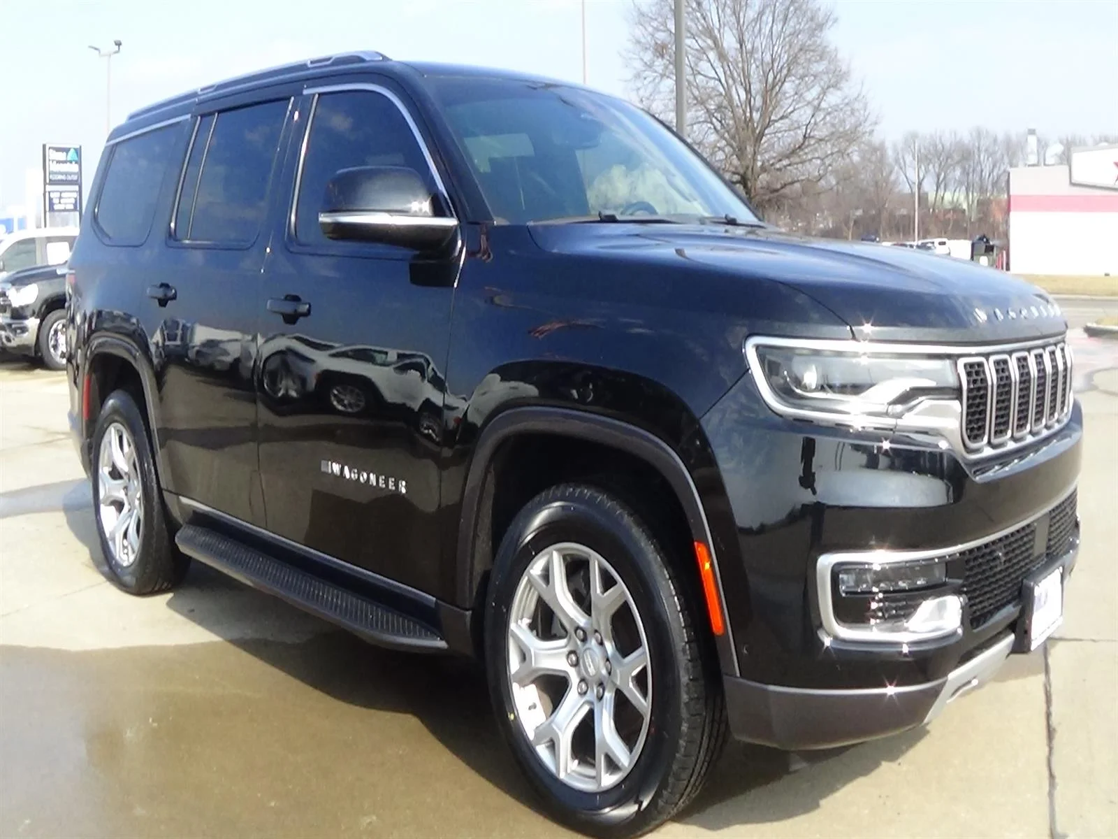Certified Used 2023 Diamond Black Crystal Pearl Coat (pxj) Jeep Series II image 4