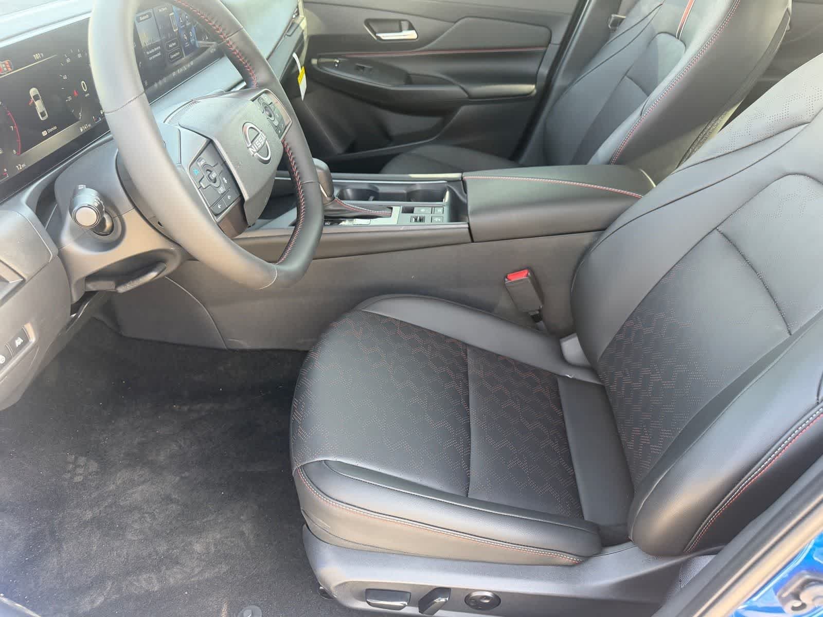 Nueva imagen del Nissan SR 2026 en dos tonos: Bluestone Pearl y Super Black (imagen 13)