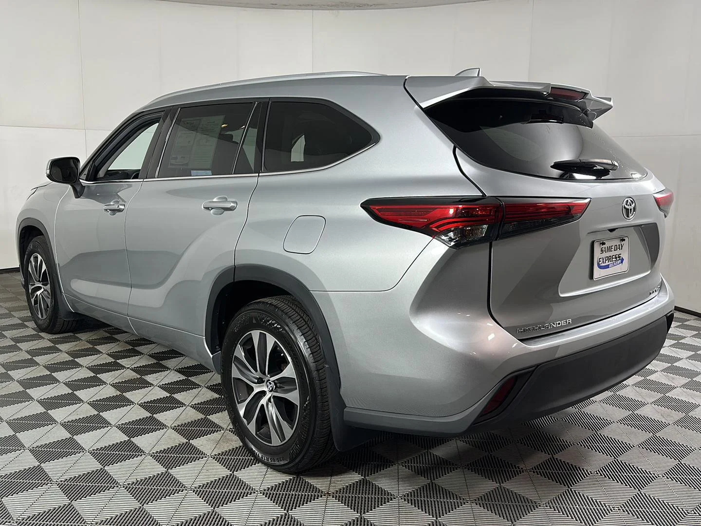 Used 2022 Celestial Silver Metallic Toyota XLE image 8