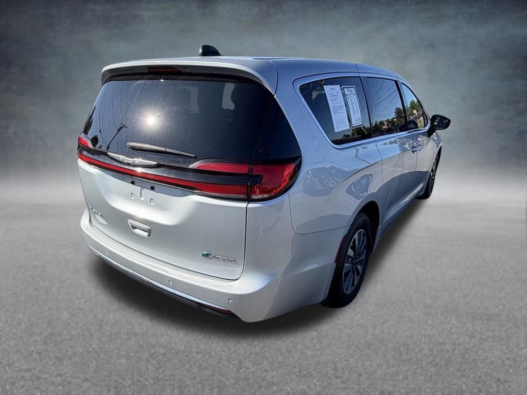 Used 2023 Silver Chrysler Touring L image 5