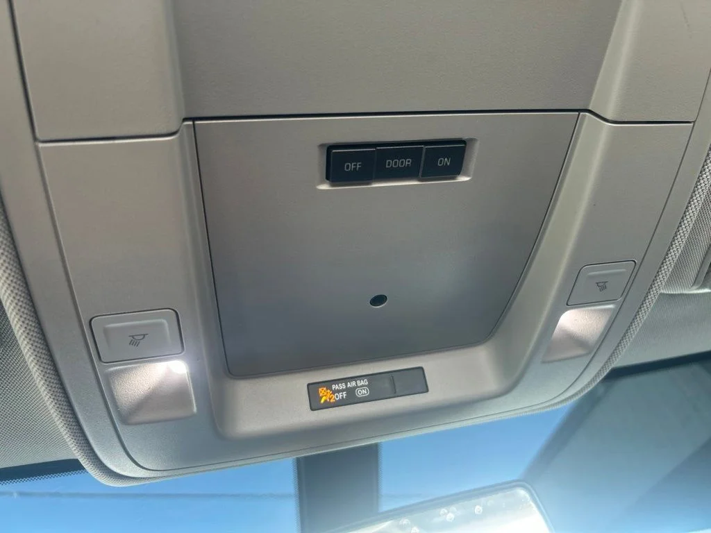 Used 2018  GMC Base image 18