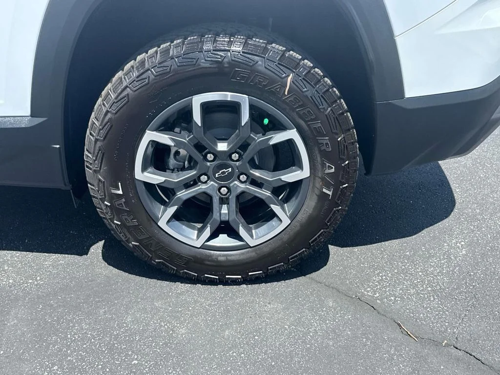 New 2027 Polar White Tricoat Chevrolet ACTIV image 6