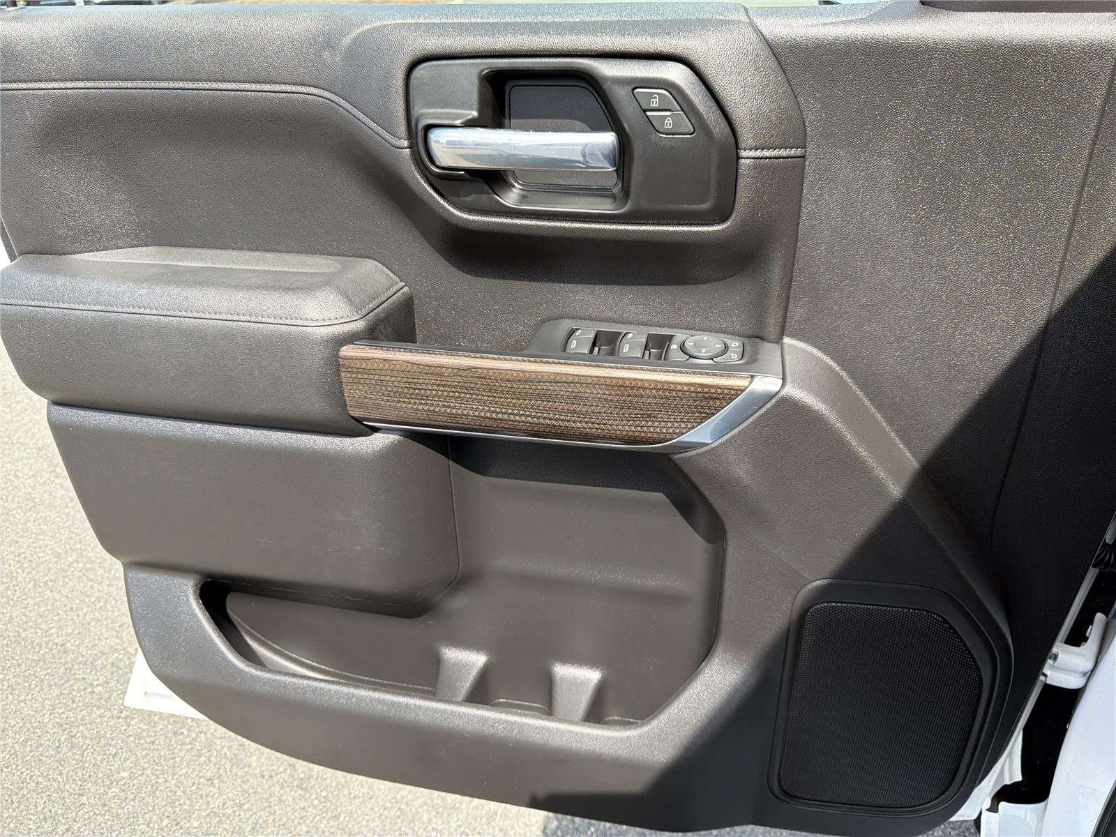 Used 2020 Iridescent Pearl Tricoat Chevrolet LT image 12