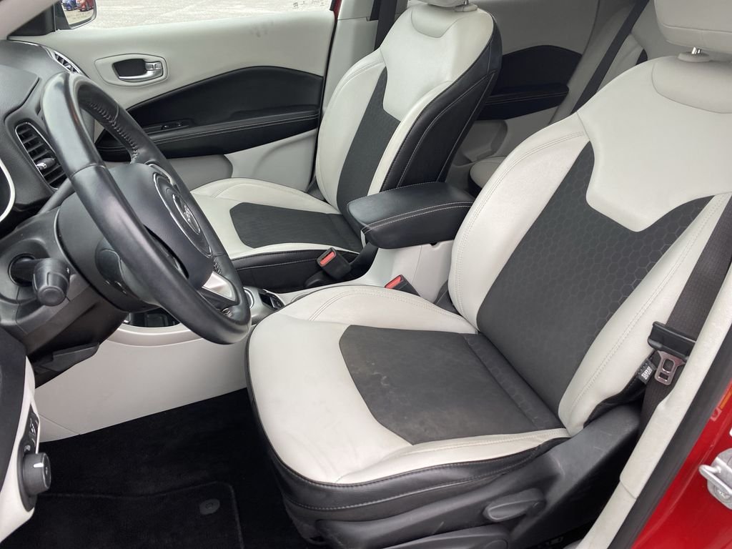 Used 2018 Redline Pearlcoat Jeep Latitude image 11