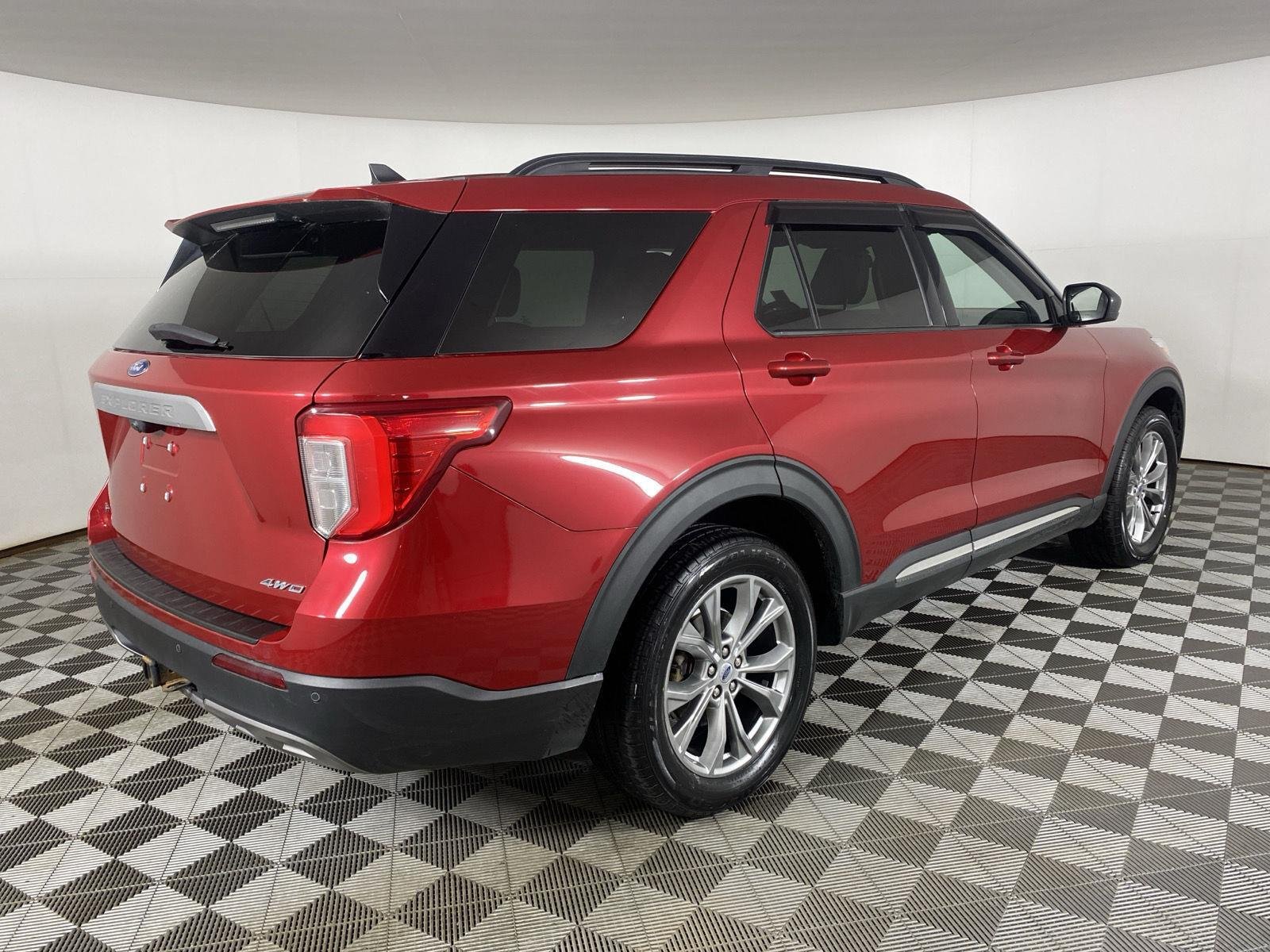 Used 2022 Rapid Red Metallic Tinted Clearcoat Ford XLT image 10