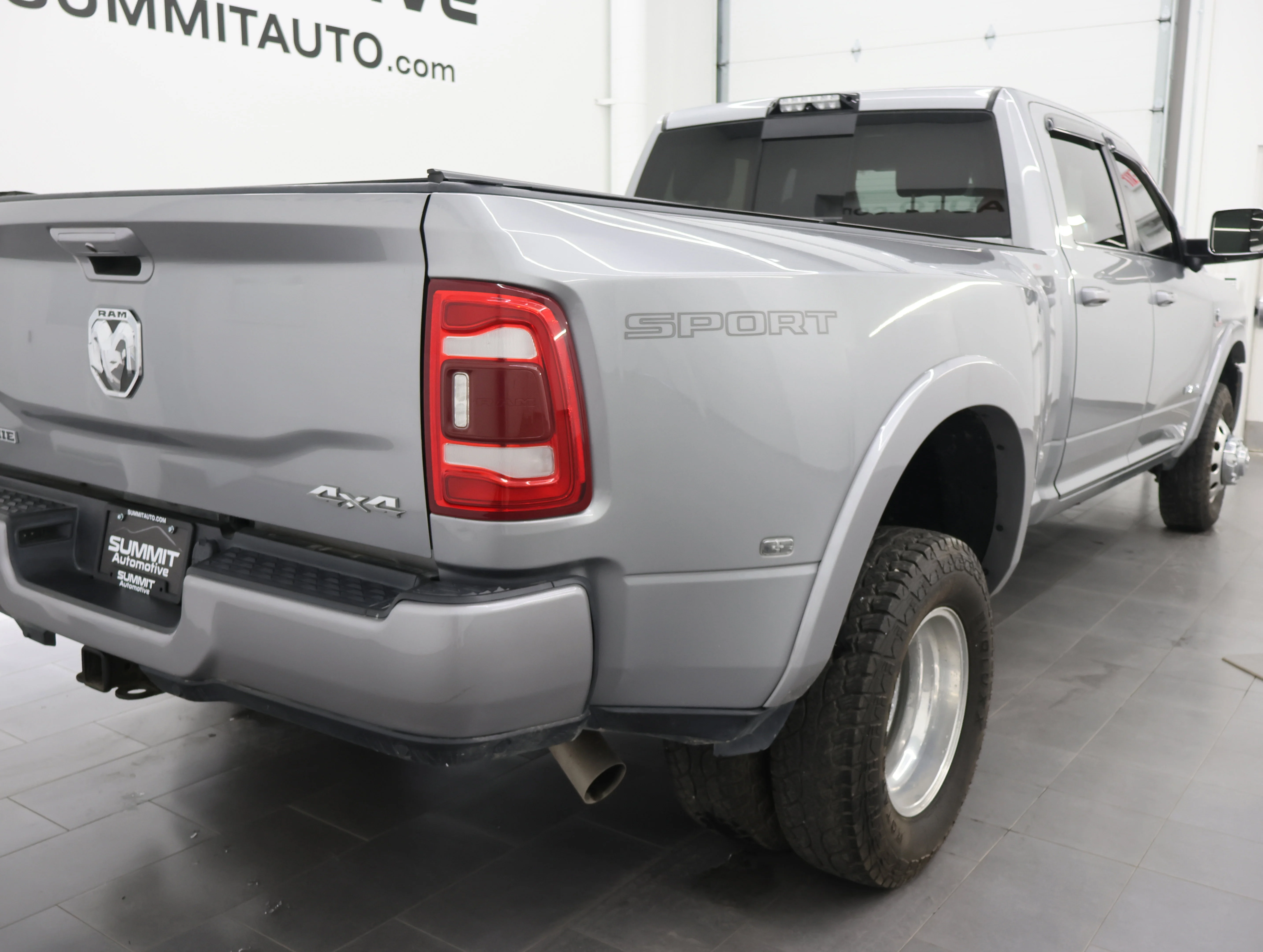 Used 2020 Billet Silver Metallic Clearcoat Ram Laramie image 3