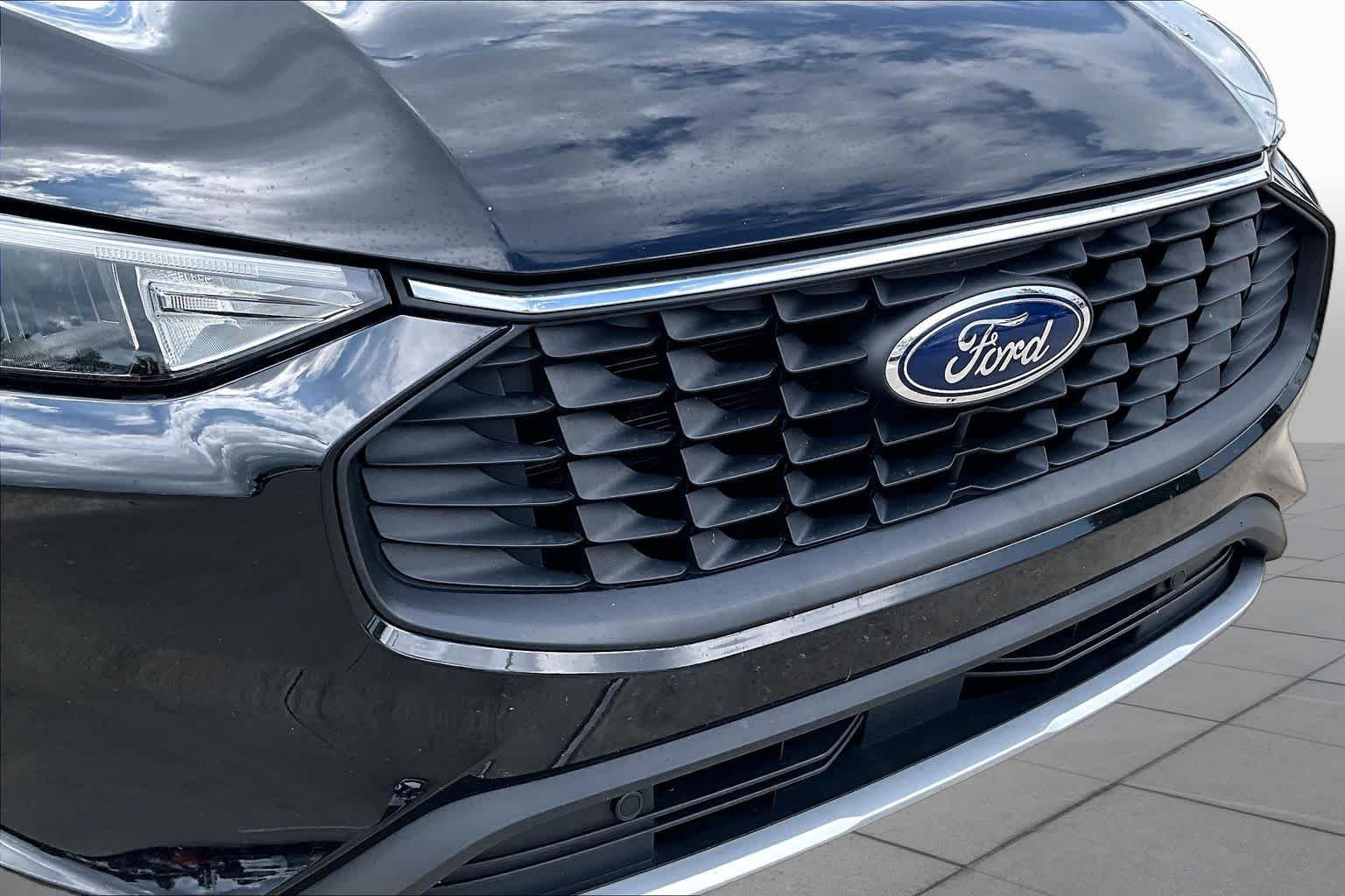 Used 2025 Agate Black Metallic Ford Active image 26