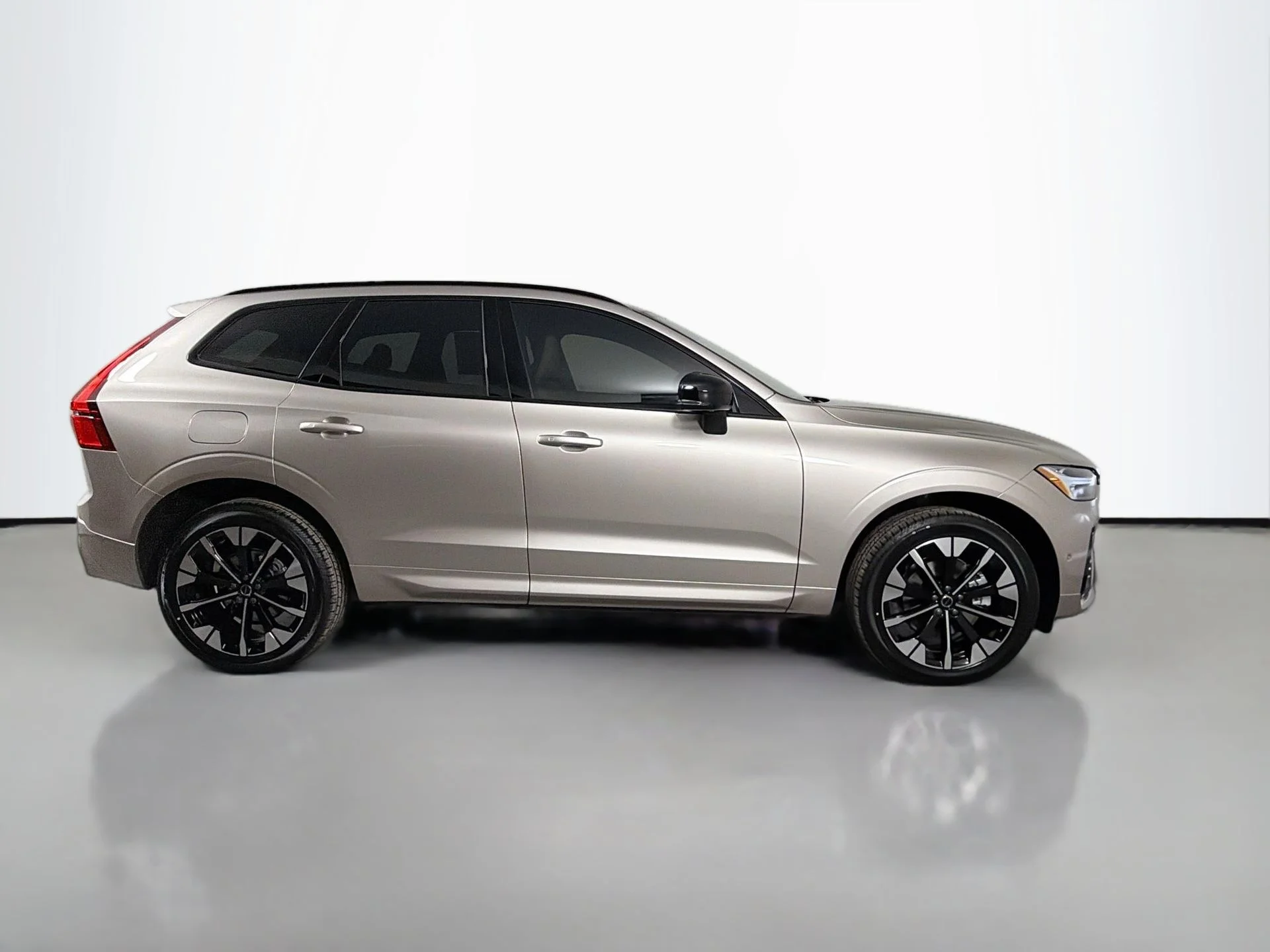 New 2026 Bright Dusk Volvo Plus image 4