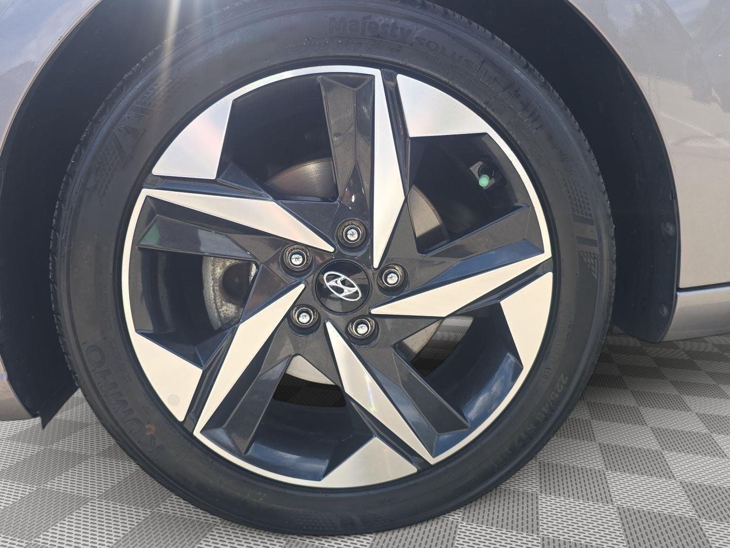 Used 2023 Fluid Metal Hyundai SEL image 9