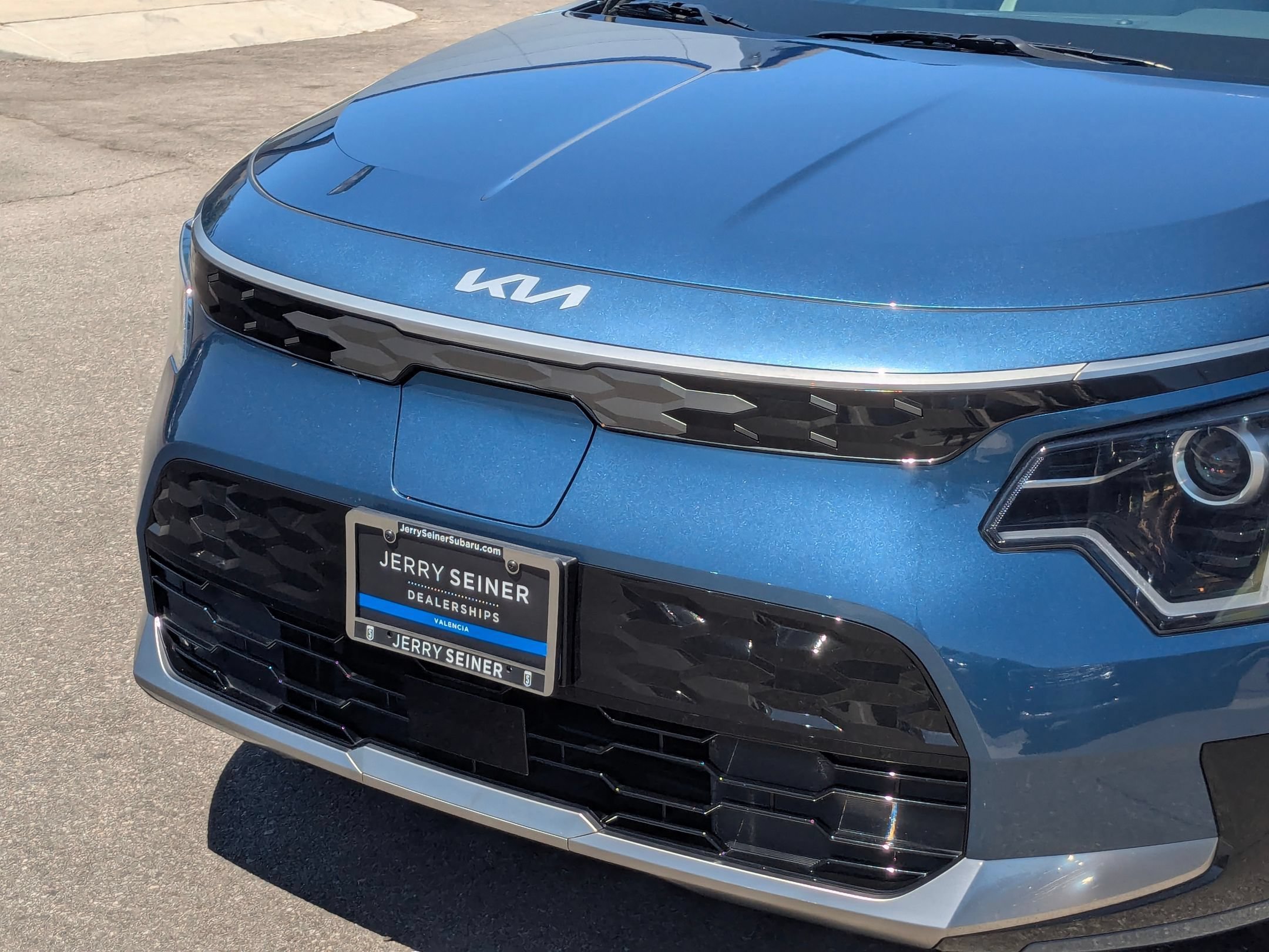 Used 2023 Mineral Blue Kia Wind image 9