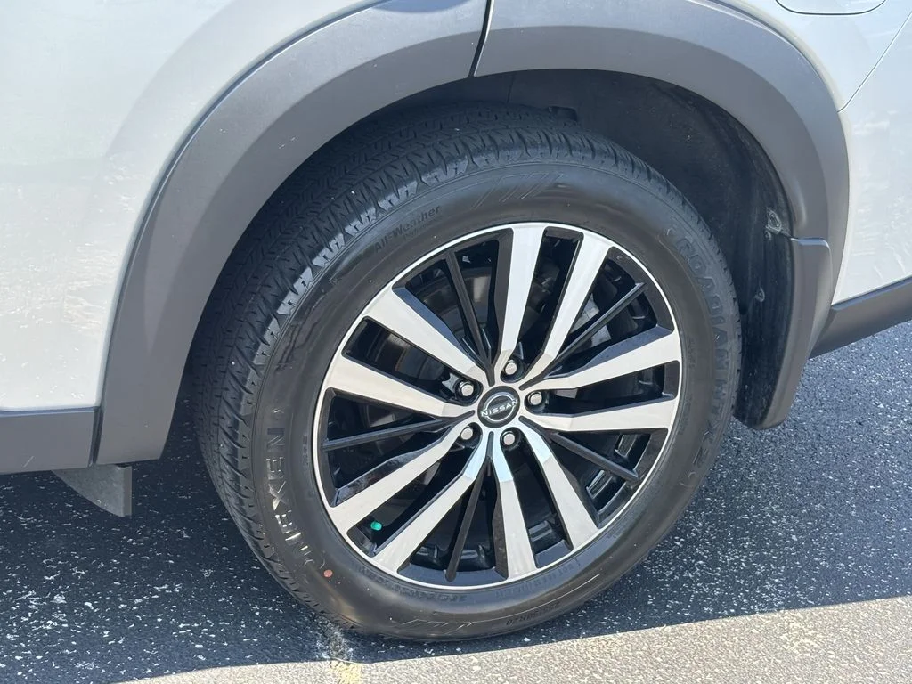 Used 2023 Silver Nissan Platinum image 10