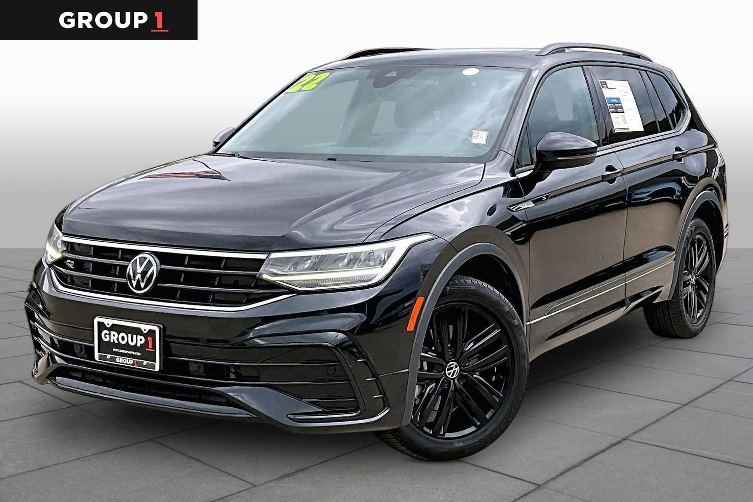 Pre-Owned 2022 Volkswagen Tiguan SE R-Line Black