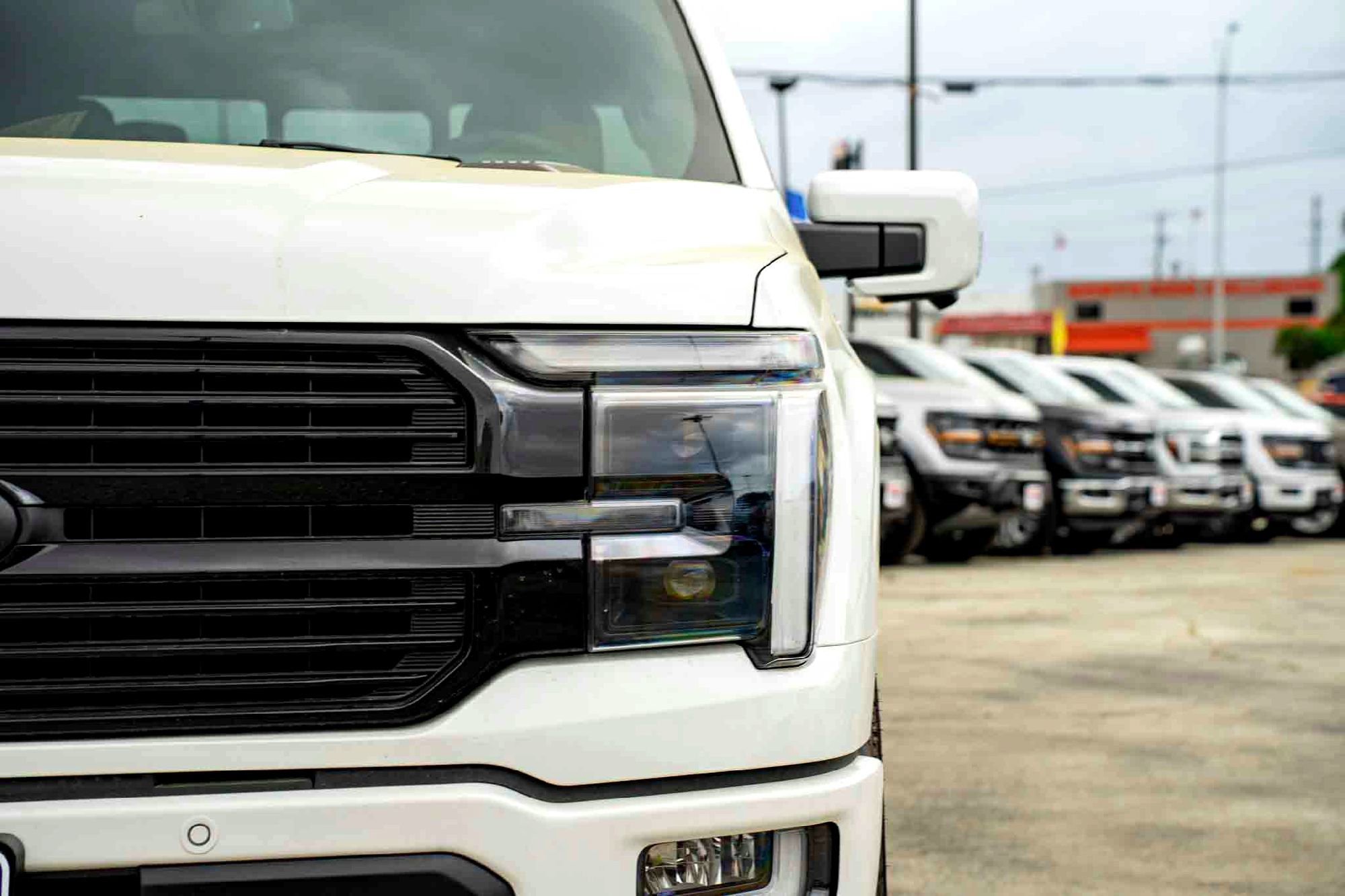 New 2025 Star White Metallic Tri-Coat Ford Platinum image 8