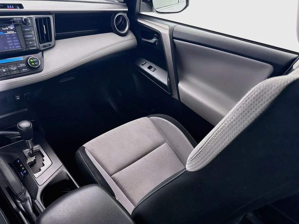 Certified Used 2018 Super White Toyota XLE image 20