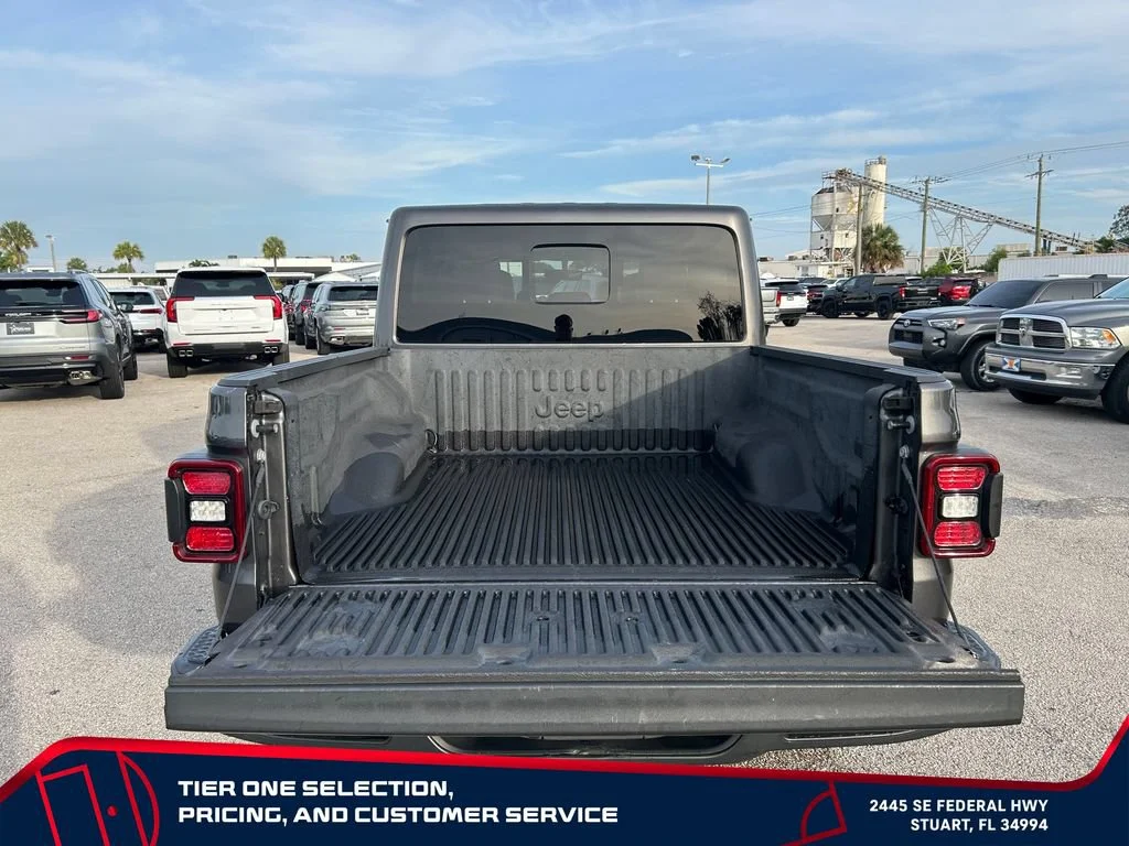 Used 2022 Gray Jeep Overland 4x4 image 10