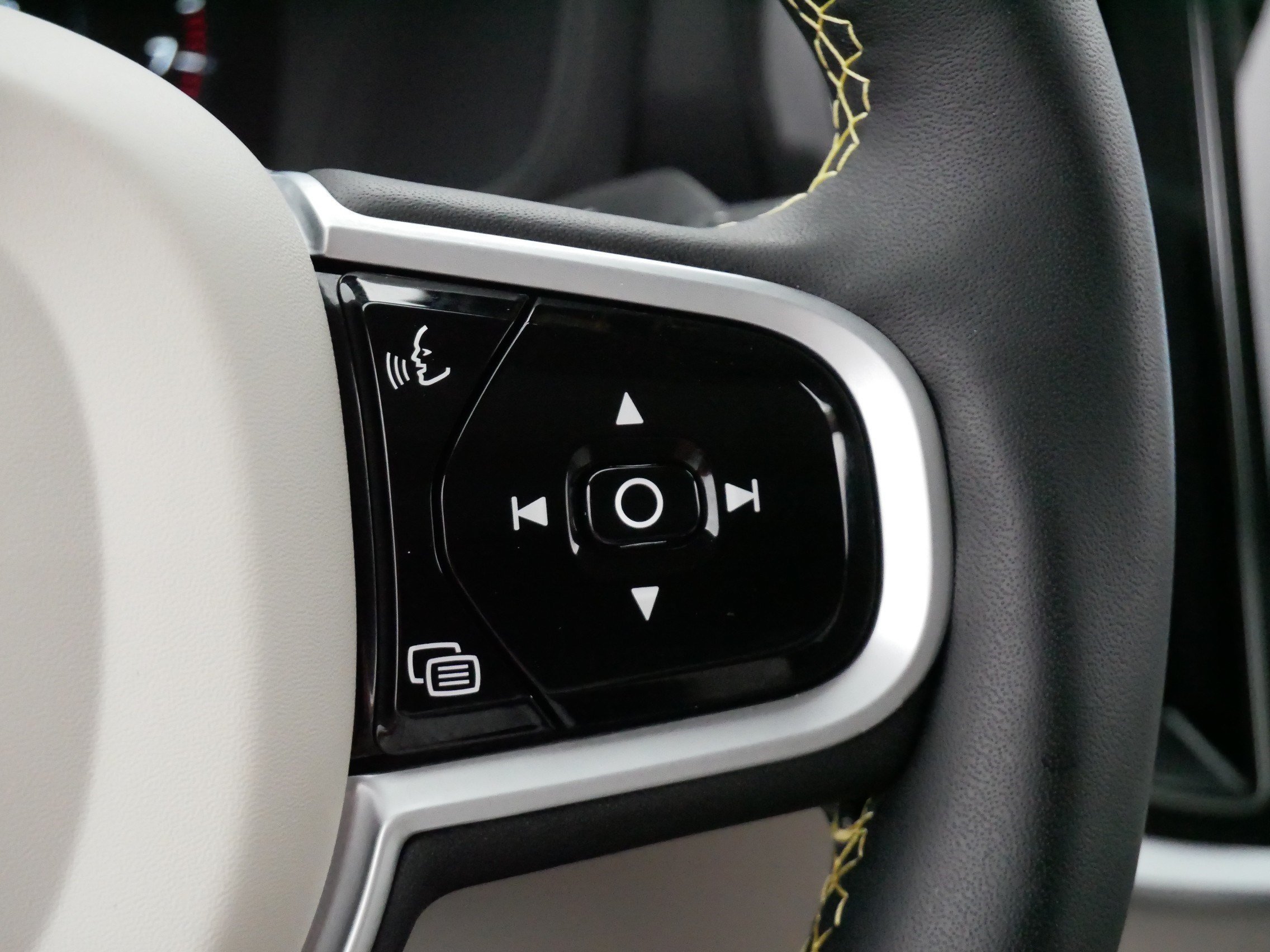 Used 2021 Osmium Grey Metallic Volvo Momentum image 26