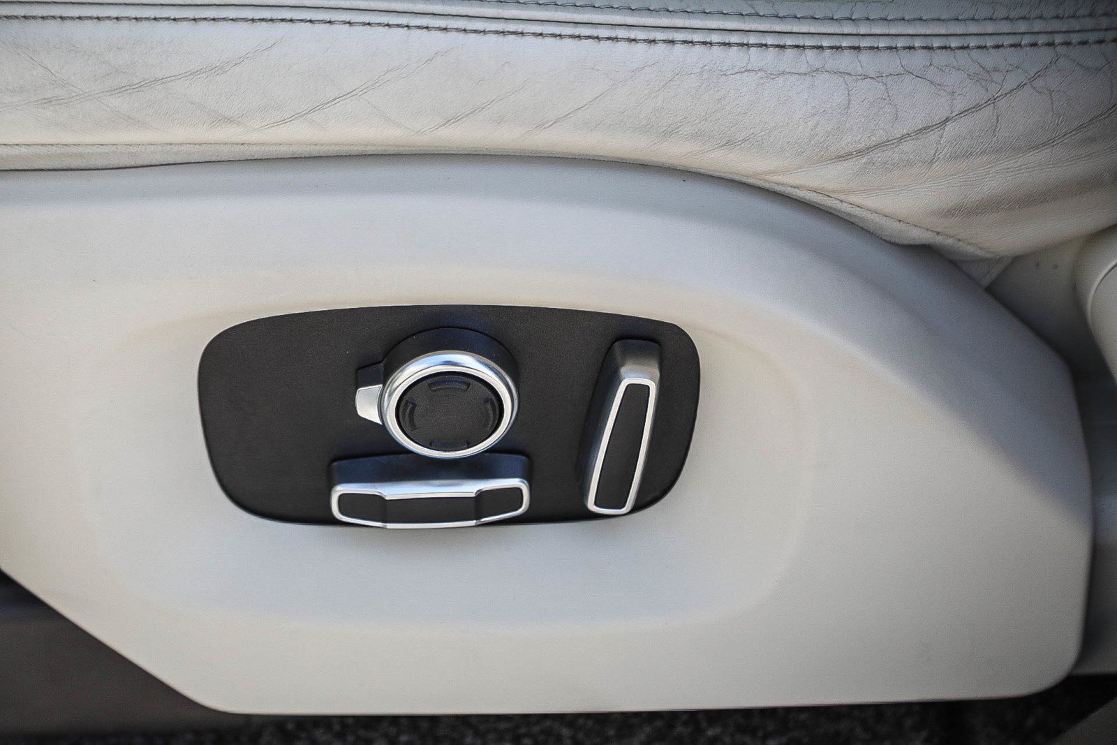 Used 2017 Indus Silver Land Rover HSE image 18
