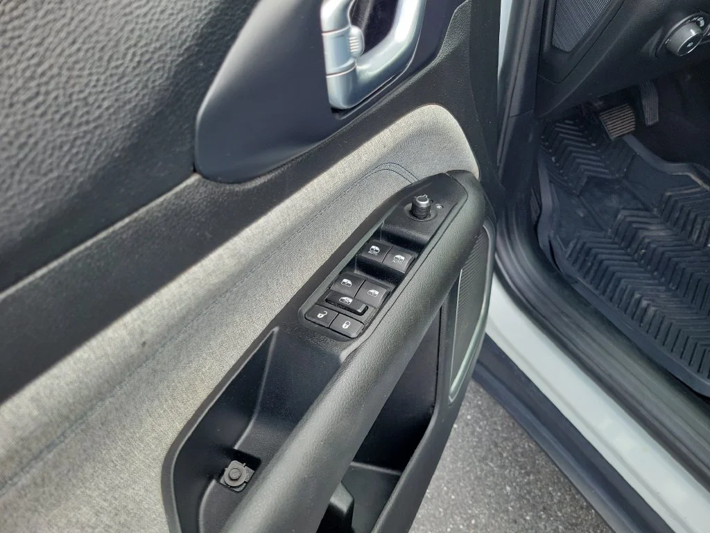 Used 2022 White Jeep Latitude image 23