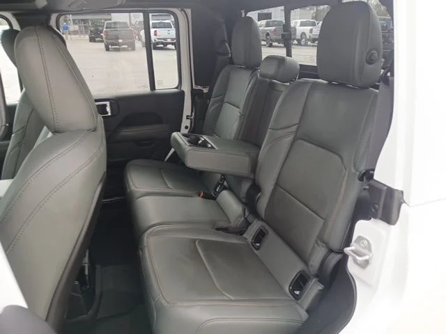 New 2026 Bright White Clear-Coat Exterior Paint Jeep Mojave X image 18