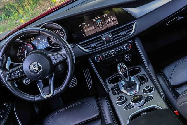 Used 2023  Alfa Romeo Veloce image 19
