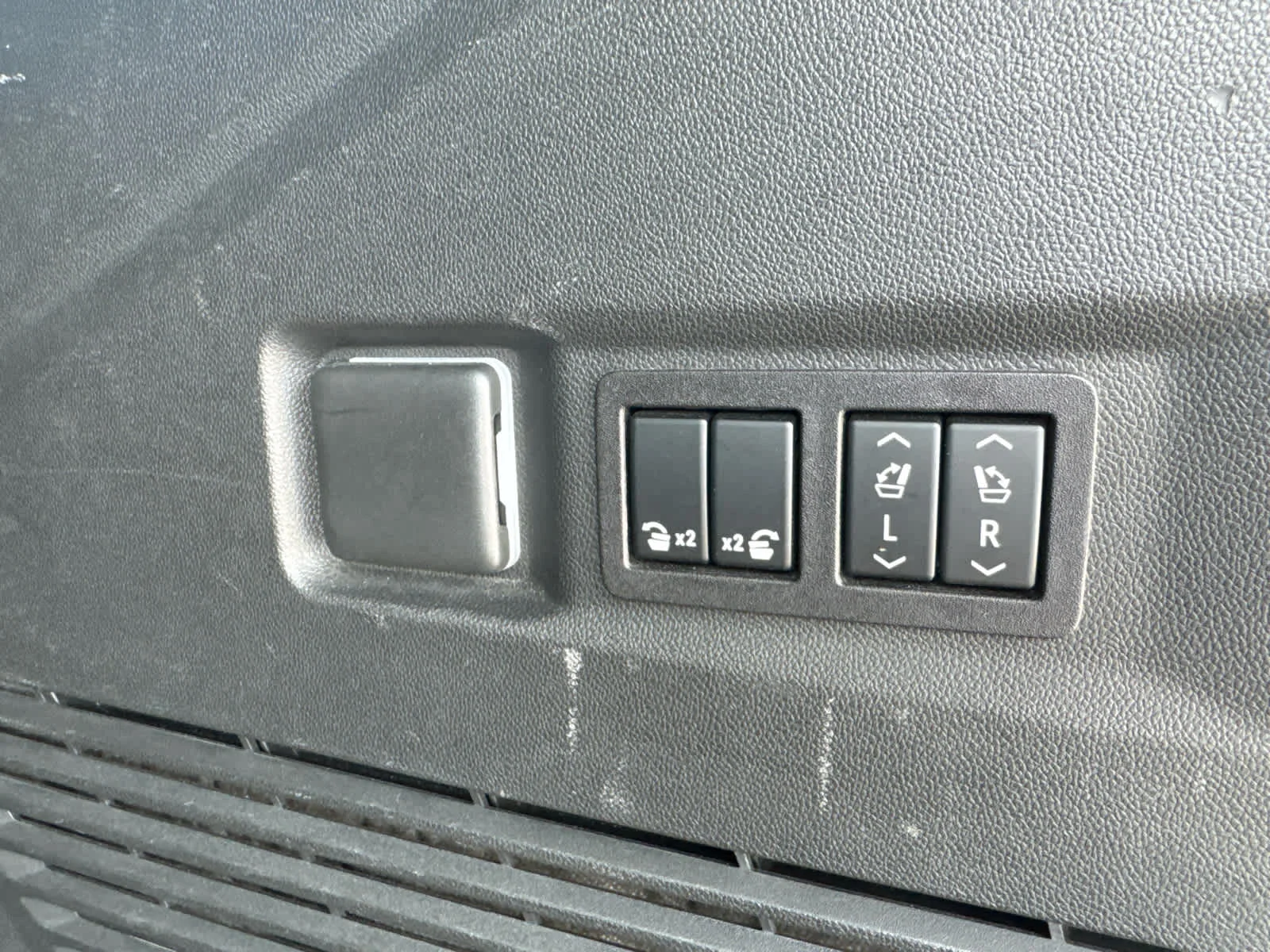 Used 2023 White Frost Tricoat GMC AT4 image 8