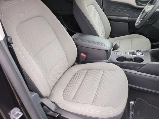 Used 2022 Black Ford SE image 32