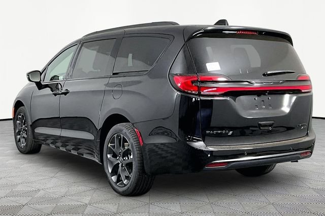 New 2027 Diamond Black Crystal Pearl-Coat Exterior Paint Chrysler Limited image 4