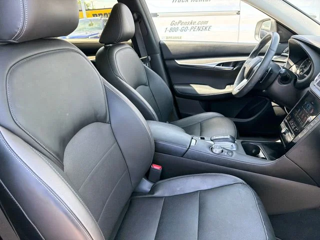 Used 2023 White INFINITI LUXE image 26