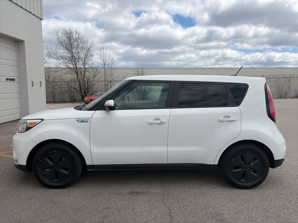 Used 2017 White Kia Base image 2