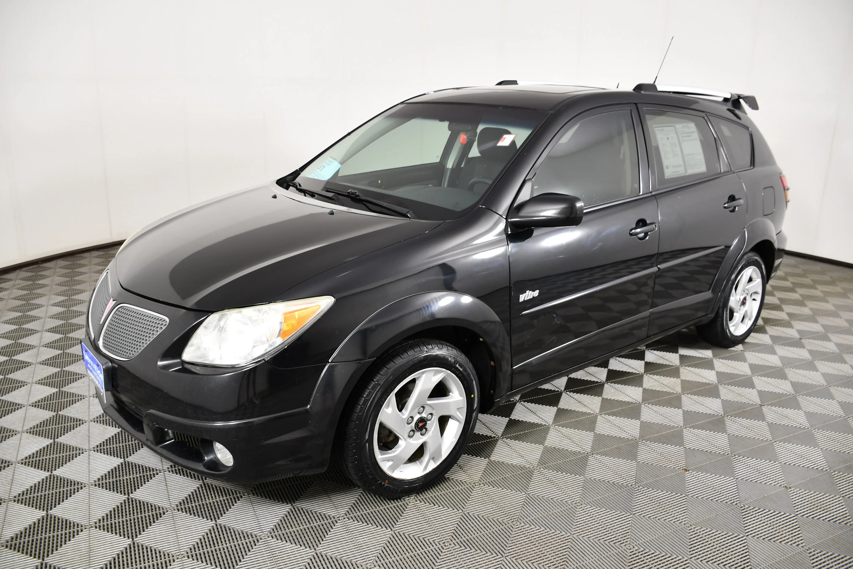 Used 2005 Abyss Black Pontiac Base image 10