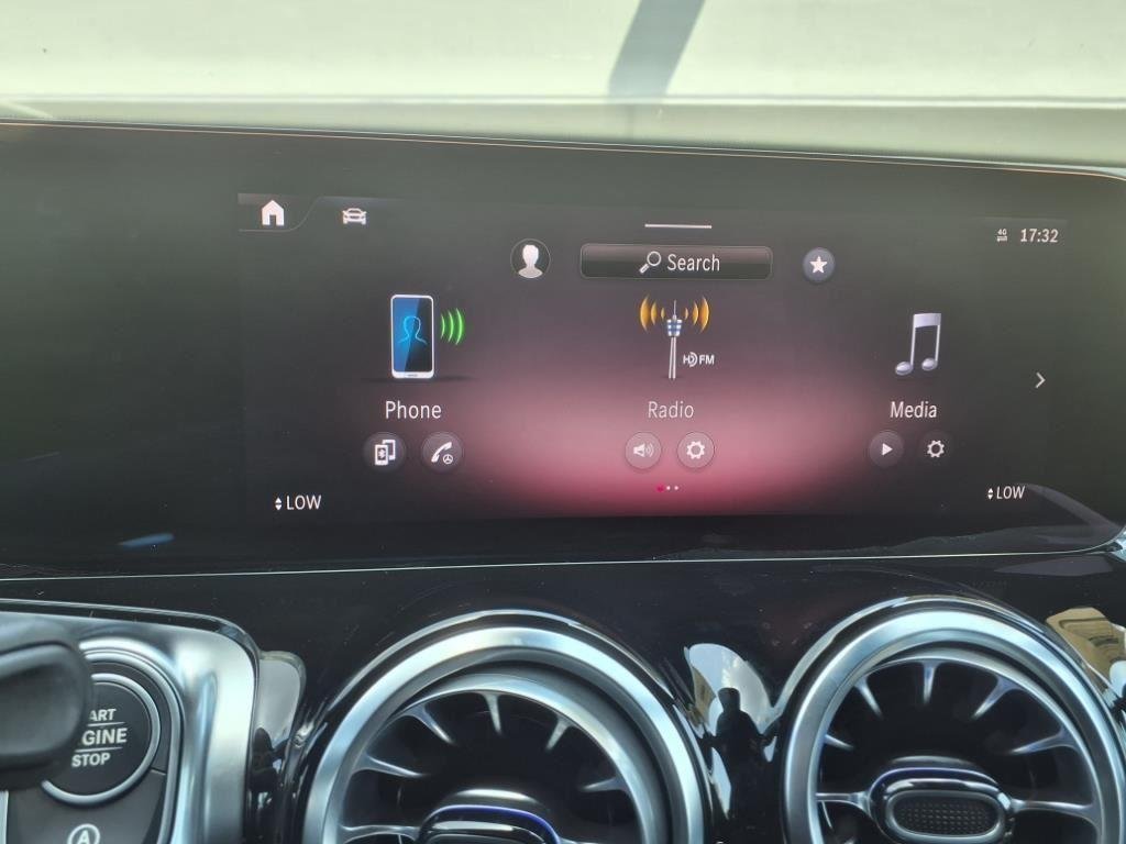 New 2025 BLACK Mercedes-Benz GLB 250 image 18
